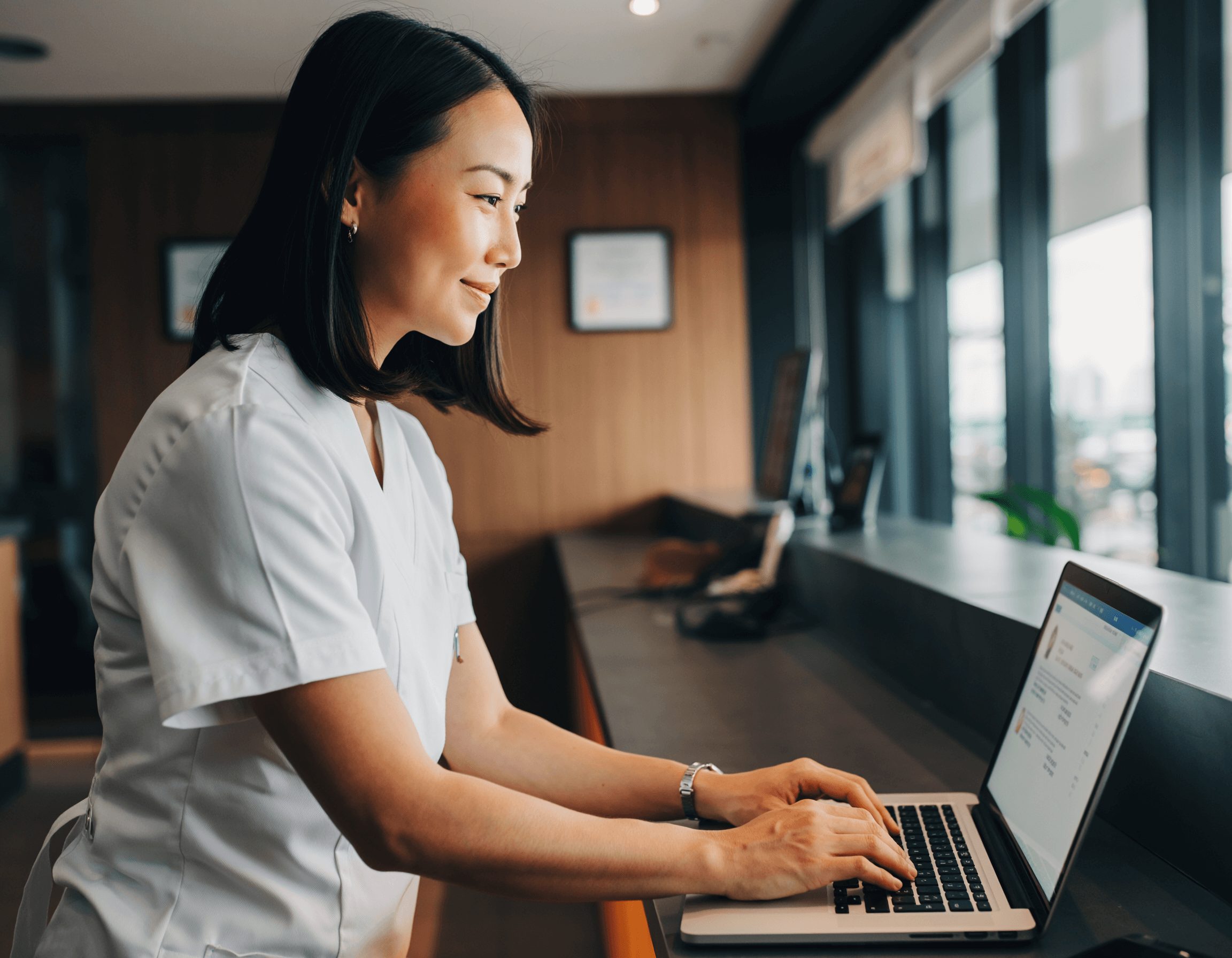 動物病院の受付でWebサイトのブログ記事を更新しているスタッフの様子